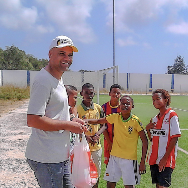 Ray Hunte met een jonge voetballers bij een voetbalveld op Curacao